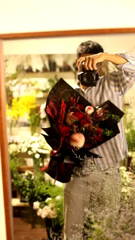 “Hoa không chỉ để tặng, mà để kể một câu chuyện bằng sắc màu.” #hoatuoigovap #hoathietke #vair #shophoahovap #hoabo 