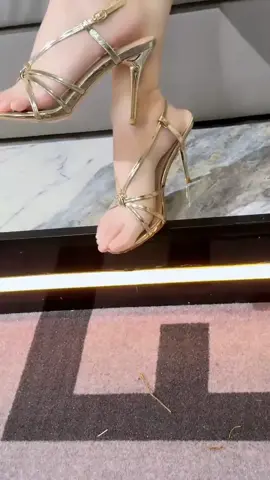 @Zhang Xintong #PureGoddess #LoveIt #HowCanYouResistThis #FullOfFemininity 