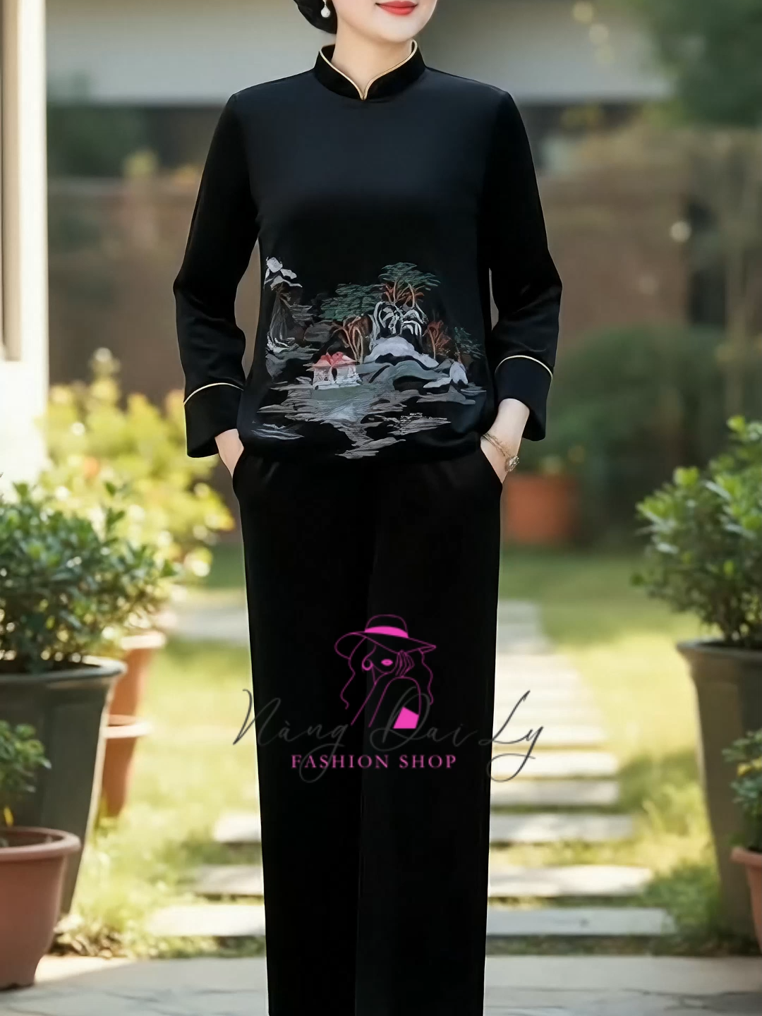 “Quà tặng mẹ mùa thu đông – sang trọng, ấm áp, mặc lên trẻ ra vài tuổi 💕 Bộ nhung thêu tay cao cấp – giá đang ưu đãi, bấm giỏ ngay chị em ơi!”#nangdaily #botrungnien #quatangmechong #quatangme #thoitrangnu #thoitrangtrungnien #bodonu #thoitrangthudong #thoitrangmuadong #chatlieutuyetnhung #chatlieunhunggam