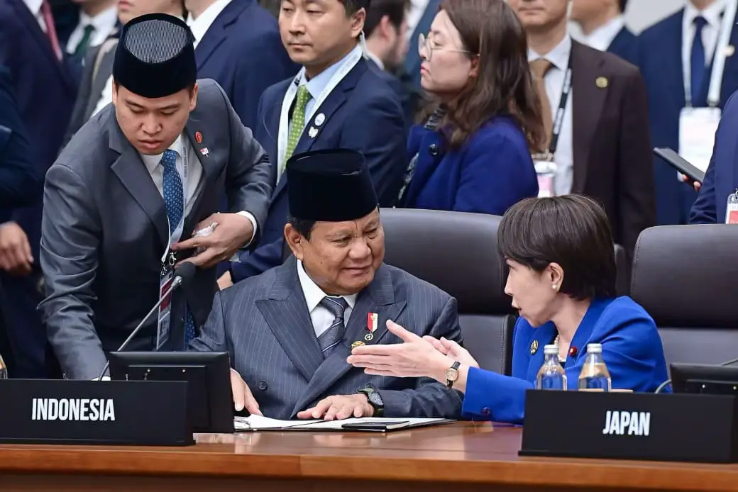 Presiden Prabowo Subianto menghadiri Konferensi Tingkat Tinggi (KTT) Kerja Sama Ekonomi Asia Pasifik (APEC) 2025 yang diselenggarakan di Gyeongju, Republik Korea, pada Jumat, 31 Oktober 2025.   Dalam sambutannya di sesi pertama APEC Economic Leaders’ Meeting (AELM), Presiden Prabowo menyerukan agar kawasan Asia Pasifik kembali membangun rasa saling percaya dan memperkuat kerja sama konkret di tengah meningkatnya ketidakpastian dan ketegangan global.   Presiden juga menekankan pentingnya kerja sama dalam menghadapi kejahatan lintas batas seperti penyelundupan, pencucian uang, dan perdagangan narkotika, yang menghambat pertumbuhan ekonomi riil dan merusak masa depan kawasan.   Di sela-sela rangkaian KTT APEC 2025, Presiden Prabowo juga mengadakan pertemuan bilateral dengan Perdana Menteri Selandia Baru Christopher Luxon untuk membahas upaya memperkuat kemitraan komprehensif, dari bidang perdagangan, pendidikan, pertanian, hingga peningkatan kapasitas sumber daya manusia Indonesia.   Pada malam harinya, Presiden Prabowo menghadiri gala dinner KTT APEC 2025 yang digelar oleh Presiden Republik Korea, Lee Jae Myung sebagai Ketua APEC 2025. -- TIW -- #CatatanSeskab