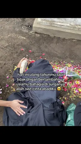 Hai sayng apa kabar, dari bumi ke surga kuucapkan slamat ulang tahun, hadiahku untukmu adalah doa, semoga kamu tenang di sana, semoga kamu bahagia disana ya, terimakasih selama kamu di dunia sudah menjadi pasangan yang begitu baik padahal tahun lalu kita bisa ngerayain ulang tahun kamu bareng tapi sekarang dan seterusnya udah ga bisa lagi dan maaf sampai sekarang aku blom bisa ngiklasin kepergian mu semoga kamu tenang di sana sayang🥺🤍 #nisyaamoy #lumajang #fyp 