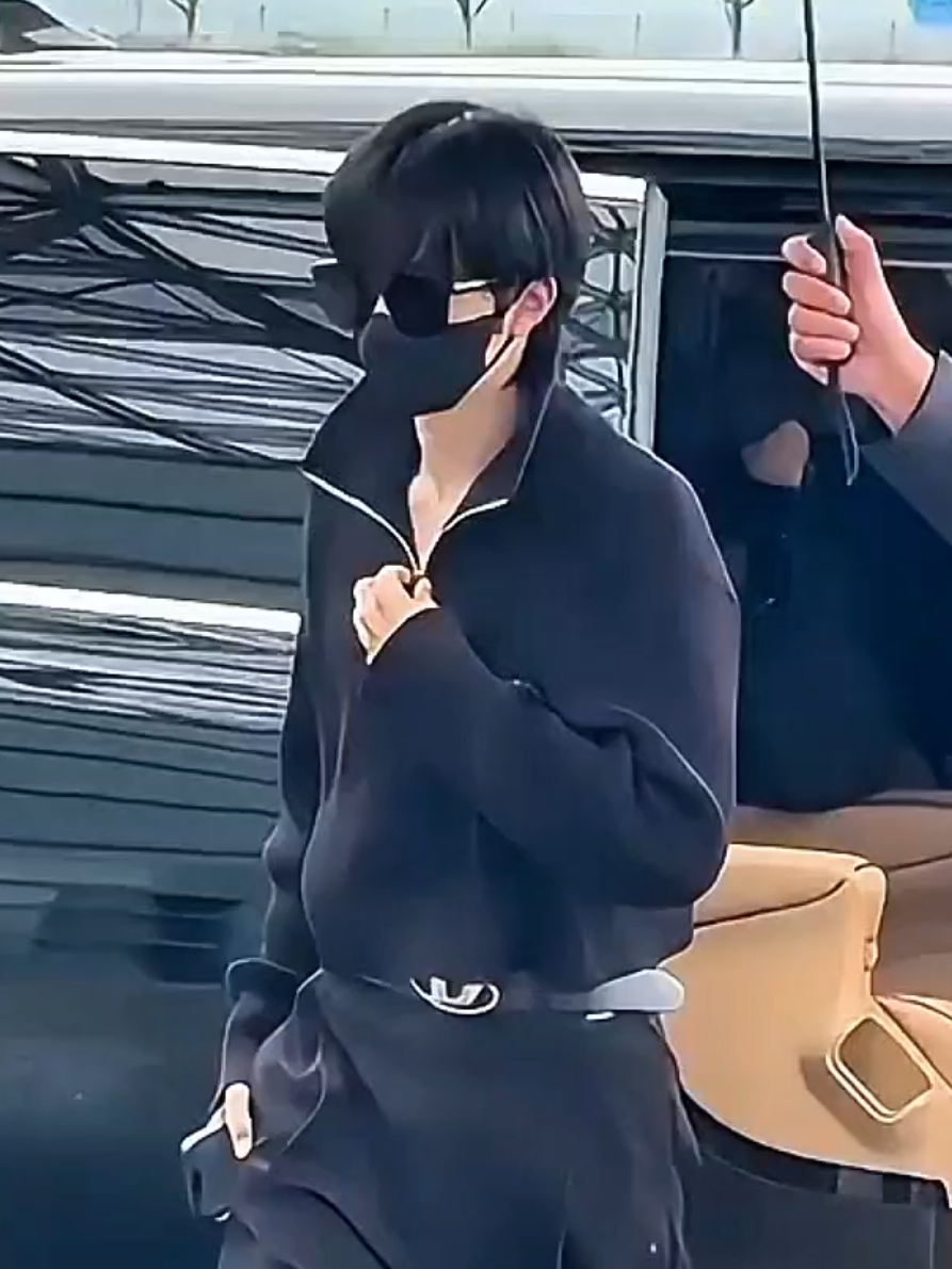 ชุดเดิมแต่เพิ่มเติมคือของวันนี้ มางานชิวจ้า 🤣 #eliothuang #huangxing #xingxing #desire4 #abodesire 