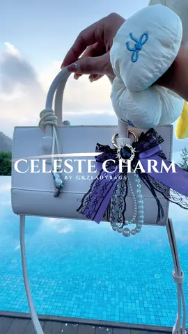 Tampil berani tapi tetap anggun, dengan bentuk tegas dan detail unik, tas ini siap lengkapi gaya kmu dari pagi sampai malam💐 #styleessentials #urbanchic #luxuryvibes #taswanitastylish #tasmewah 