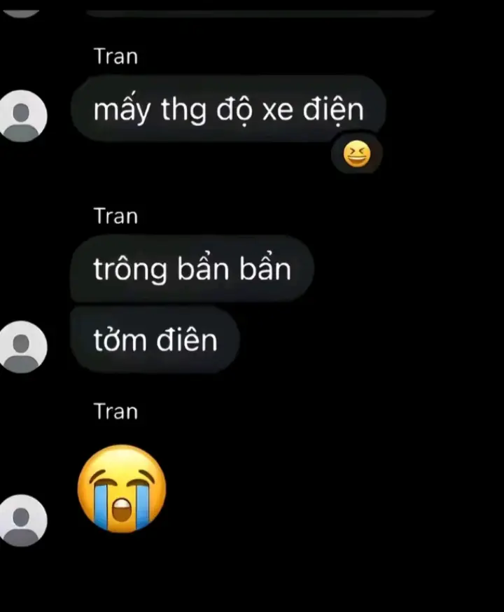 🖤... bẩn.. chắc ai chơi xe điện cũng từng bị nói là xe điện ghẻ,bẩn này nọ rồi nhỉ.Đôi lúc thấy bực,khó chịu vì đam mê của mình bị ngta nói này nói nọ xỉa xói móc mía,họ đâu biết đó là thú vui nhỏ bé của mình đôi khi là động lực để mình cố gắng trong cuộc sống có thể mình chưa có nhiều tiền để dọn đẹp,mạnh đẹp hay chơi xe máy nhưng đó là tất cả những gì mình có thể làm và mình yêu chiếc xe tự mình dọn đó là công sức tiền bạc mồ hôi cũng như người bạn không thể thiếu của mình qua bao ngày tháng nên anh em bất kể chơi xe gì từ rẻ đến đắt từ xe điện đến xe xăng từ xấu đến đẹp hãy đừng vì vài ba câu nói của người ngoài mà đánh mất niềm đam mê của mình nhé