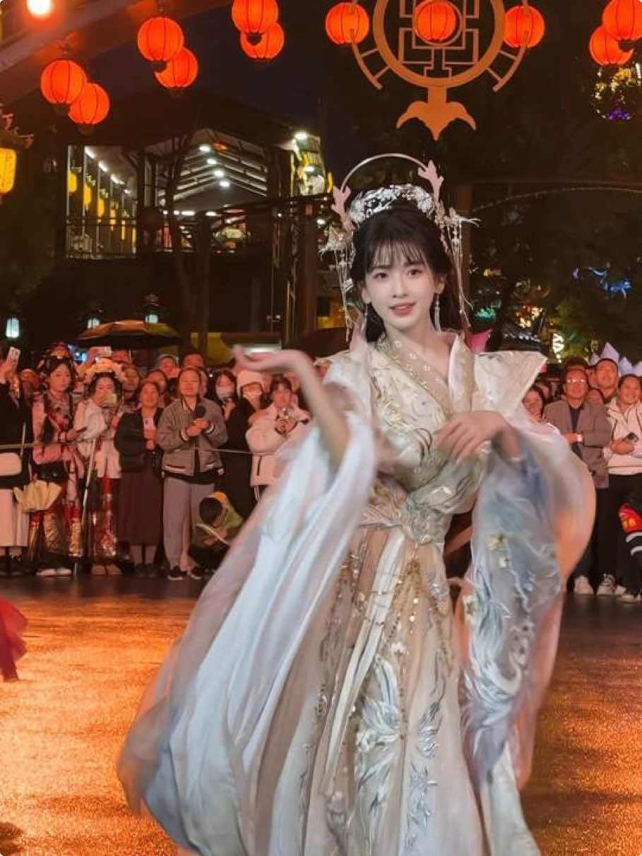 这个斗舞节奏感爽，依然有劲儿 #心碎小甜 #嗲分 #万岁山武侠城#万岁山武侠城遇上菊花节#万岁山千菊展太美了