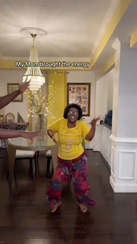 My knees hurt watching her 😭dc:  @QUINCY 🕺🏾 #fyp #congolesetiktok🇨🇩🇨🇬 #cameroontiktok🇨🇲 #MomsofTikTok 