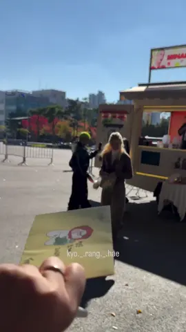 kyoka at minamii’s coffee truck for the incheon concert!! and uwa’s there too😻😻💞💞 #kyoka #minami #uwa #ojogang #wswf 