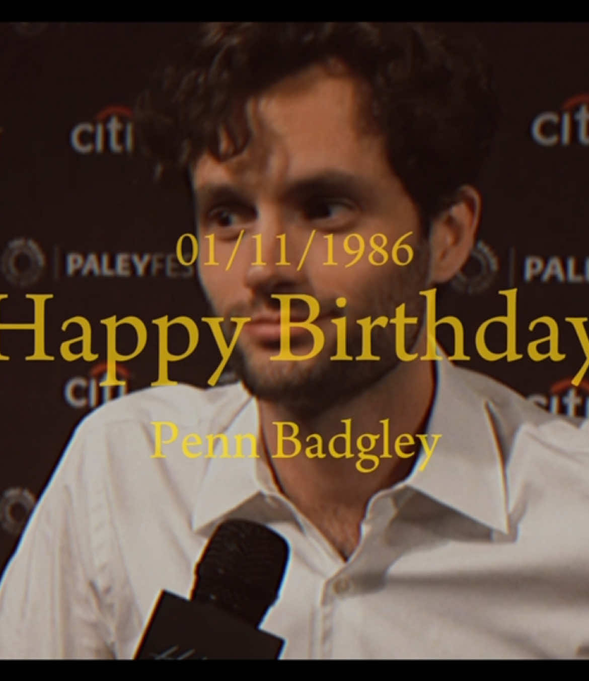 Happy birthday, Penn! 🥳 I’ve never felt so much admiration for anyone. I deeply admire Penn, both as an actor and as a person, for his talent, his charisma, the way he expresses himself, and the peace he brings just by being who he is. His authenticity and the calm he radiates allow him to transmit peace and happiness even through a screen. He’s truly my comfort person, someone whose presence, words, and energy bring me a sense of warmth and calm, even from afar. Cc: @mads ✘ (for the fifth clip)  #pennbadgley #joegoldberg #foryoupage #fyp #CapCut