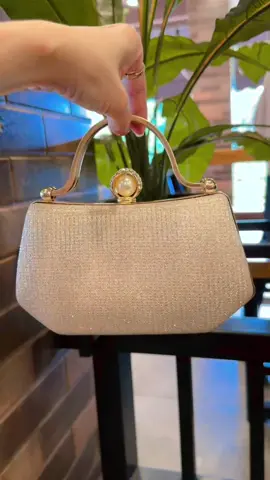 Tas pesta elegan, hrg merakyat !  💎Mewah berkilau,siap bikin kamu jd pusat perhatian!! 📦Gratis ongkir+bs COD 🔥Yg bulan lalu aja laku 1.1K pcs jgn smp keabisan !! #promoguncang1111 #OOTD #clucthkondangan #taspestaelegan #fashion 