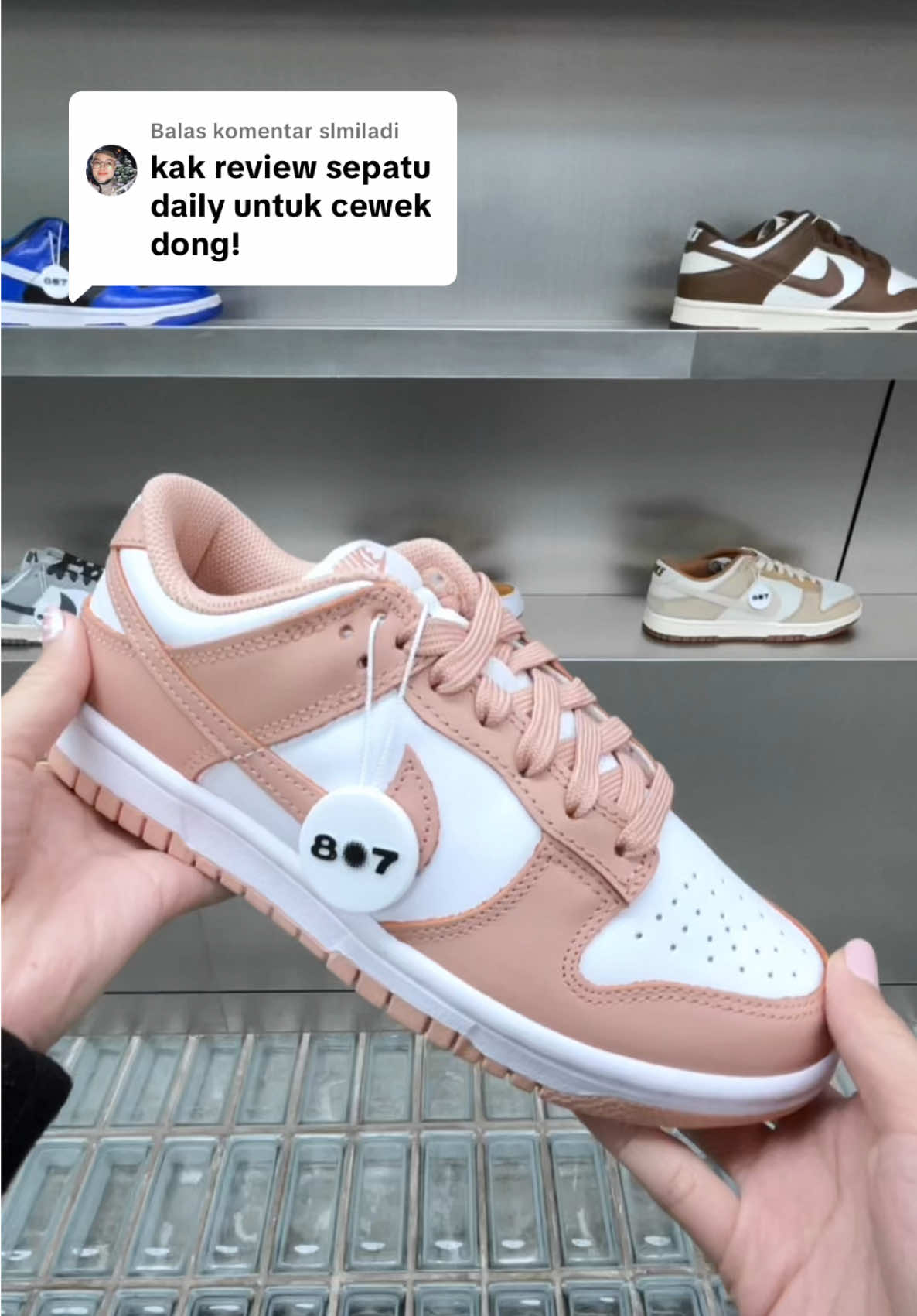 Membalas @slmiladi  Dunk Low Rose Whisper 💖 Colorway paling lembut untuk koleksi kamu hari ini! Kombinasi classic White/Rose Whisper dengan leather premium yang sleek. Cocok buat gaya Chic & Effortless kamu 🎀🏃🏽‍♀️🛍️✨ Warna yang nggak pernah salah. Wajib banget masuk koleksi 🛒