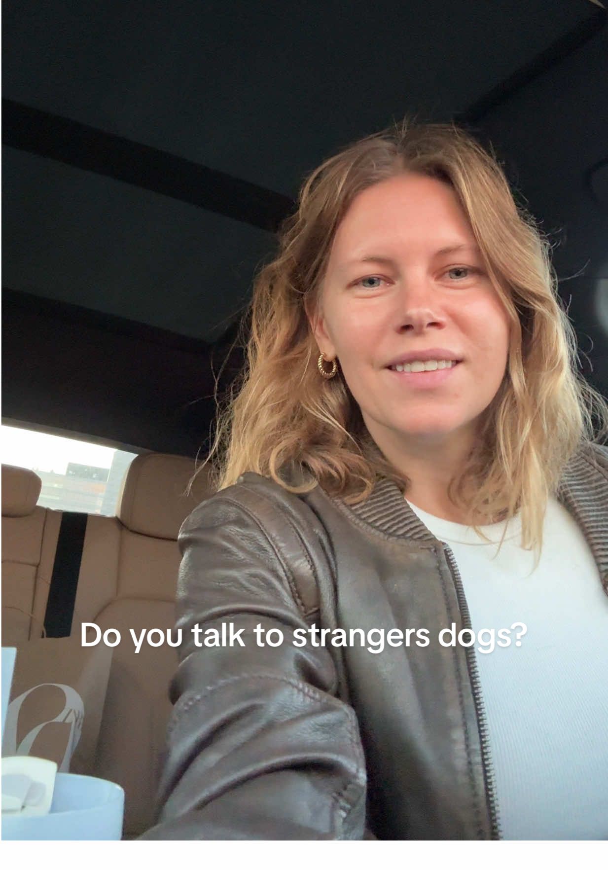 What is the appropriate reaction when making eye contact with strangers dogs? 🐶