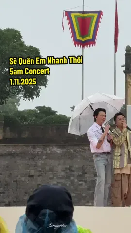 | SẼ QUÊN EM NHANH THÔI - SOOBIN ft Rhymastic |   Phiên bản tại concert AllRounder nay chúng tôi được nghe tại Hoàng thành Thăng Long...  -------------------------------------    5am Concert HN - 1.11.2025  #SSLabel #SOOBIN #Rhymastic #5amconcert #SQENT 