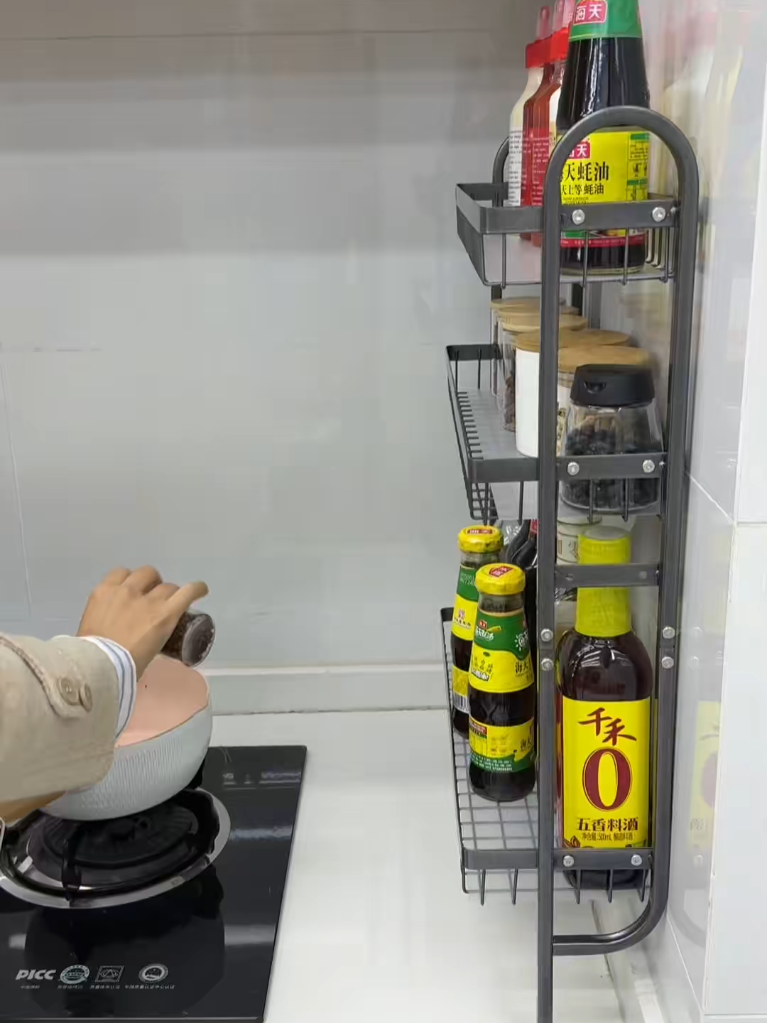 Kệ gia vị nhà bếp dán tường góc hẹp #giadung #kedungdo #kedanang #kenhabep #kedantuong #kegiavi