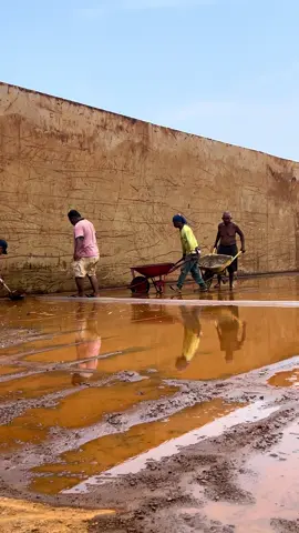 Untuk anaknya si bapak, kalau bapaknya udah balik kerumah tolong di pijitin ladeni dengan baik, bapaknya pasti sangat leleh cleaning tongkang yang sebesar ini🙏🏻🥹