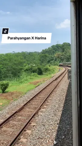 Kasih jalan dulu ya Penguasa jalur Jakarta Bandung mau lewat🥵 #keretaapiindonesia #railfansindonesia #videokereta #fypdonggggggg #bandung 