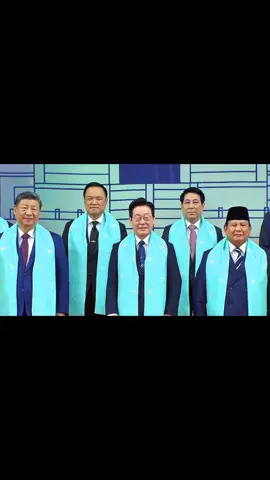 Foto bersama para pemimpin KTT APEC-2025 Presiden Prabowo berada dibagian depan 