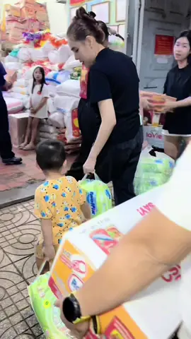 Hổ trợ đưa lương thực lên xe để ủng hộ bà con vùng bão lũ. Cố gắng lên nha bà con ơi. ❤️ 