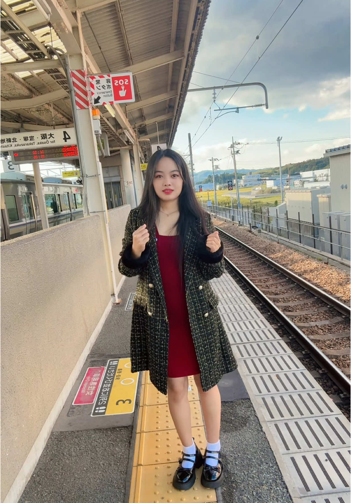 ရထားစောင့်ရင်း🤭#မကတာကြာတော့မကတတ်တော့ဘူး😅 #မလှလဲကြည်ကွာ😊😝🤘 