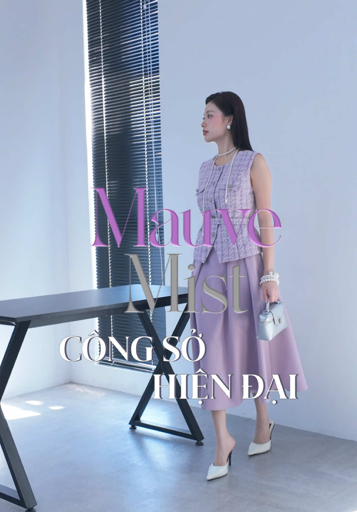 Set ghi-lê Tweed và chân váy midi lãng mạn. Một bản tuyên ngôn thanh lịch, ngọt ngào nhưng vẫn giữ trọn khí chất công sở hiện đại. #IVYmoda #congsohiendai #bstthudong2025 #hangmoive 