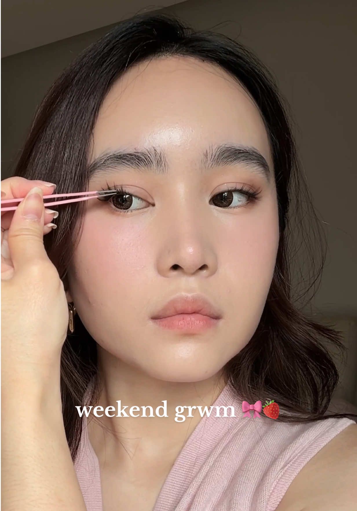 Weekend grwm 🍒 Products used: Skintint: ESQA Minimalist Blurring Serum Skin Tint (Milkshake) Concealer: ESQA Flawless Liquid Concealer (Milkshake) Blush: ESQA Liquid Blush (Lucid Dream) Contour: Rare Beauty (Gentle) Eyeshadow: ESQA Goddess Eyeshadow Palette (Mauve) Lashes: Mlen Diary (Baby Candy) Eyebrow: dark brown ESQA Eyeshadow Palette (Mauve) Lip liner: ESQA Lip Liner (Serve) Lip: ESQA Lip Jelly (Bubble Gum) & Glow Pop Lip Balm (On Point) Softlens: Acuvue Define Daily (Hazel)
