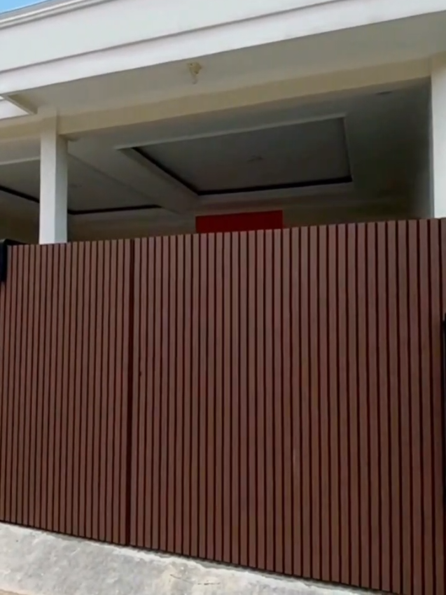 Perpaduan estetika dan kekuatan. Saatnya ubah pagar rumah jadi karya seni dengan Lykke Fence - WPC Cladding. Tersedia varian warna : Beech + Black , Wenge Brown, Black, dan Tropical Oak. 📏 26 x 219 x 2900 mm Segera upgrade material impian anda disini.. 📍 Jl. Soekarno Hatta No. 607, Kiaracondong, Kota Bandung (Sebrang Kampus UNINUS) ✨ instagram & tiktok : @fdi.store.bandung 📞 0877 841 841 56 #wpcpanel  #wpcwallpanel #wpccladding #wpceksterior #desainminimalis 