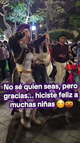 Una linda sorpresa para todas las peques... felices bailaban al lado de Rumi #halloween2025 #Rumi #kpop #huntrix #Golden 