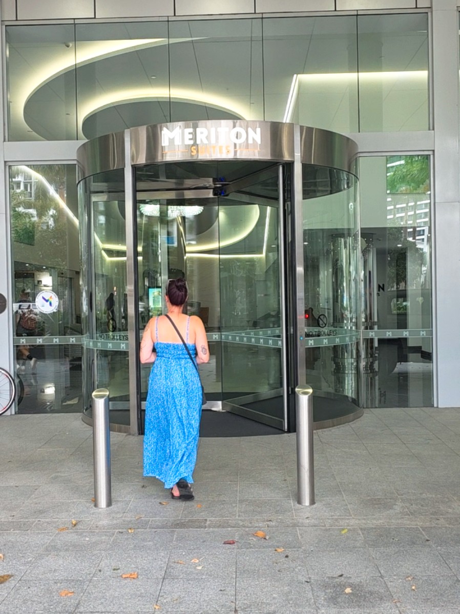 Couple getaway.. 🖤💫 #mumanddadlife #marriedlife #kidfree #hotelroom #nightaway 