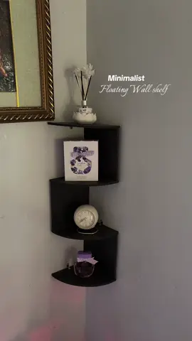 Turning empty corners into pretty spaces ✨🖤 #wallshelf #shelf #floatingshelf #shelforganizer #roomdecor 