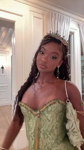 Halloween in LA 💚👑 #disney #tiana 