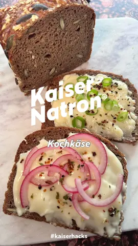 Wer sagt, dass lecker und eiweißreich nicht zusammenpassen? Unser Kochkäse beweist das Gegenteil! Kochkäse ist eine sehr leckere Käsezubereitung und wie wir alle wissen, macht Käse alles besser. Für unseren Kochkäse à la Clemens brauchst Du 200 g Harzer Käse, 90 g Butter, 200 ml Schlagsahne, 250 g Magerquark und je 1 TL  Salz und Kaiser-Natron®. Du bringst zunächst die Butter in einem Topf zum Schmelzen, fügst den Käse zu und bringst ihn bei mittlerer Hitze unter ständigem Rühren zum Schmelzen. Anschließend gibst Du die Sahne hinzu und lässt die Käsemischung einmal aufkochen. Vom Herd nehmen, den Quark unterheben und das Kaiser-Natron® einrühren. Mit Salz und evtl. Kümmel würzen und über Nacht kalt stellen. Kochkäse ist eine prima Proteinquelle. Die Portion Kochkäse hat 90 g Eiweiß und schmeckt besser als ein Proteinshake.
 Sag gerne Bescheid, wenn Du das Rezept für ein leckeres Dinkel-Hafer-Brot haben möchtest.
 #kaisernatron #kaiserhacks #natron #healthylifestyle #highprotein      