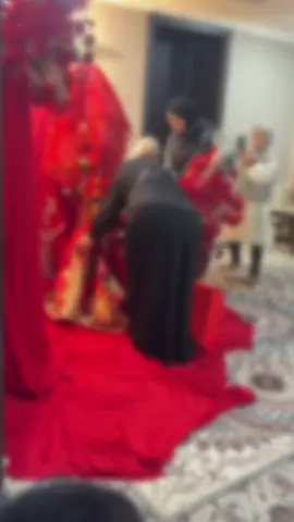 💐 Поздравляю жениха и его маму с днём свадьбы! Пусть этот день принесёт в ваши сердца радость, гордость и благословение. Сегодня жених снимает поток с головы невесты — красивый и важный момент нашей традиции, символ начала новой семьи и единства двух сердец. Они уже видели друг друга раньше, ведь между ними была искренняя встреча и предложение руки и сердца — из любви и уважения. Пусть их жизнь будет наполнена взаимопониманием, теплом и светом, а семейный путь будет благословлён добром и счастьем! 💞 Хештеги: #СДнёмСвадьбы 💍 #Традиции #ЛюбовьНавсегда #СемейноеСчастье #ГордостьМамы