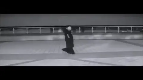 這個舞者叫jerry,台灣人，在一個廣場中心跳著鬼步，俗稱曳步舞，此影片來自於楊好奇的影片 #hardstyle #shuffle  跟大家所說的一樣，這段片段的飄逸程度就像飛的一樣