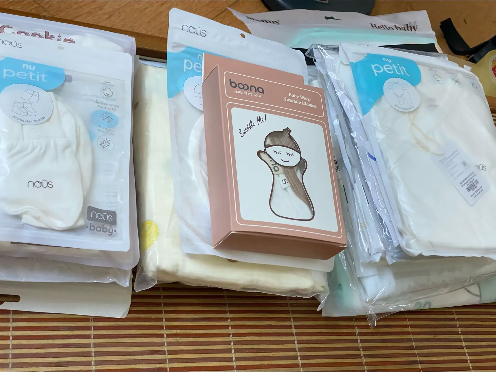 Hôm nay mẹ lại nhớ em một chút. Nước mắt mẹ lại rơi rồi. Những bộ quần áo này mẹ đã chọn cho em để em mặc khi chào đời. Chỉ tiếc là mẹ không được tự tay mặc nó cho em.  Em à, em có nhớ không, cái ngày mẹ đến bệnh viện làm thủ thuật ngừng tim thai, em đạp mạnh, đạp nhiều hơn bao giờ hết. Mẹ không biết là em đang trách mẹ hay đang muốn tạm biệt mẹ lần cuối. Bố hỏi mẹ sao không nói chuyện với em, nước mắt mẹ cứ thế tuôn rơi. Mẹ không nói vì mẹ không biết phải nói gì với em cả. Lúc tim em ngừng đập, bất giác nước mắt mẹ cũng rơi.  Em biết không, những ngày đầu xa em, mẹ chỉ muốn trốn trong phòng. Mẹ sợ ra ngoài, sợ gặp mọi người, sợ nghe những câu hỏi như “Thế em bé bị làm sao”. Mẹ sợ nghe những tiếng bàn tán. Mẹ sợ người ta nói những lời không hay về em bé của mẹ. Mẹ cũng lần lượt rời khỏi tất cả các nhóm fb liên quan đến sinh đẻ, mẹ bầu… vì nhìn vào mẹ chỉ càng thêm buồn.  PK à, mẹ yêu em, cảm ơn em đã đến với bố mẹ. Lần sau em đến nhớ ở lại với bố mẹ thật lâu và đừng quên mang quà cho bố mẹ nữa nha ❤️❤️