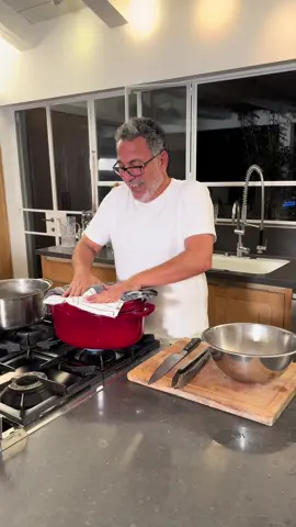 #תתחילו_לבשל חמין מקרוני 2 חבילות בוקטיני 4 כרעיים עוף  4 שוקיים עוף  שמן זית  מלח  תבלינים נוספים לפי הטעם מטגנים עוף מכל צדדיו בשמן זית עד קבלת צבע שחום. בסיר נפרד ממליחים מים ומביאים לרתיחה, מבשלים פסטה עד שהיא מוכנה לגמרי.  כשהעוף שחום - מוציאים לקערה נפרדת. מכניסים את הפסטה המבושלת לאותו הסיר שטוגן בו העוף ומערבבים היטב. מוצאים את רוב הפסטה לסיר הקודם רק לרגע, ומשאירים שכבה דקה של פסטה בתחיתת הסיר הנוכחי.  מסדרים חצי מכמות העוף על הפסטה, מעליו שכבת פסטה נוספת וכך הלאה בשכבות.  מגבירים את האש, לשתי דקות, ואז מוסיפים כוס וחצי מים רותחים, ומנמיכים את האש.  בשלב זה אפשר להכניס לתנור על 100 מעלות ל2-3 שעות, או פלטת שבת לכמה שעות.  קלי קלות, בתיאבון ❤️