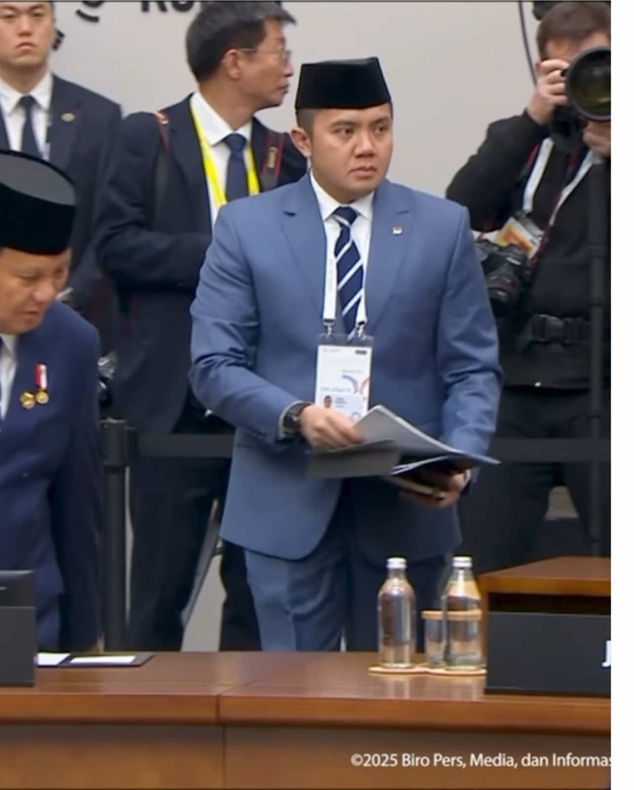 Presiden Prabowo menghadiri sesi kedua KTT APEC 2025 di Gyeongju, Korea Selatan, didampingi Menlu Sugiono dan Seskab Teddy Indra Wijaya. #presidenprabowo #letkolteddy #mayorteddy #teddyindrawijaya #sekretariskabinet 