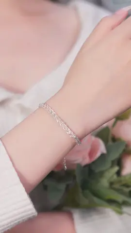 LT0103 thiết kế đuôi phụng mềm mại, tạo điểm nhấn nữ tính trên cổ tay. Một lựa chọn tinh tế để làm dịu phong cách hàng ngày 🪽 #daychuyenbactlee #lactaybactlee #khuyentaibactlee #trangsuc #tleejewelry 