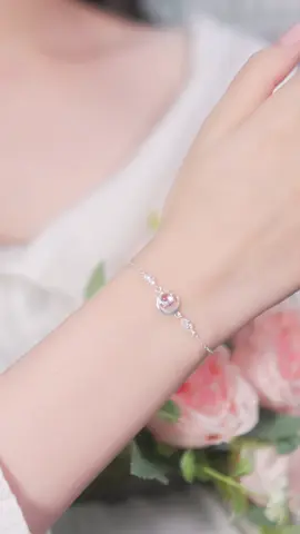 LT0195 với mặt trăng moonstone lấp lánh, mang vẻ dịu dàng và nữ tính. Đeo lên để thêm phần tinh tế và nhẹ nhàng 🌙 #daychuyenbactlee #lactaybactlee #khuyentaibactlee #trangsuc #tleejewelry 