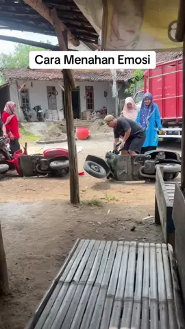 Video Tutorial Cara Menahan Emosi #vespa #vespaindonesia #vespaklasik #tragedivespa 