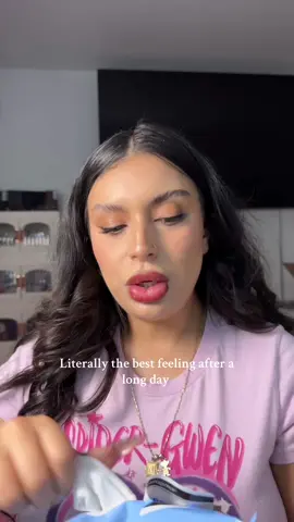 The best feeling for me after a long day at work is removing all of my makeup in an easy swipe! @Neutrogena  #makeupremoverwipes #neutrogena #makeupremoval #SuperBrandDayBFCM #tiktokshopcreatorpicks 