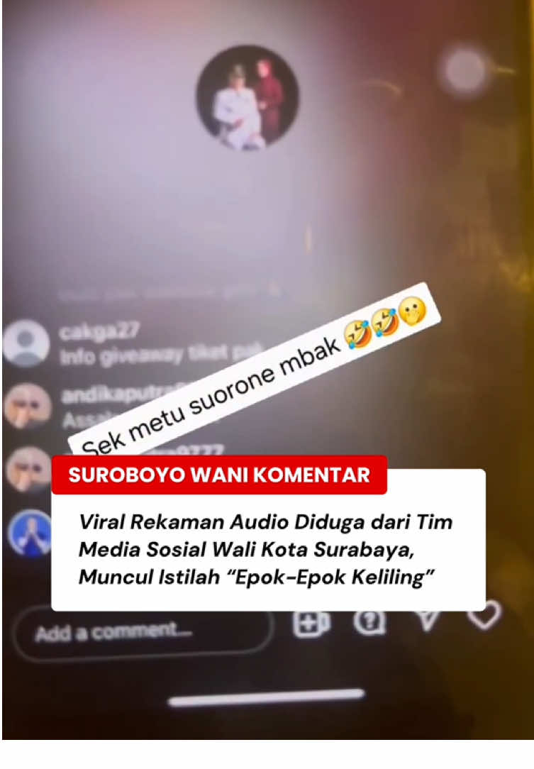 Dunia maya tengah dihebohkan dengan beredarnya sebuah rekaman audio yang diduga berasal dari jeda siaran langsung (live) tim media sosial Wali Kota Surabaya, Eri Cahyadi. Dalam rekaman tersebut terdengar percakapan yang menyinggung rencana pembuatan konten dengan istilah “Epok-Epok Keliling”. Istilah tersebut, menurut warganet, diartikan sebagai aksi “pura-pura keliling” yang dilakukan untuk kepentingan pencitraan di media sosial. Bocornya audio ini pun memicu gelombang kritik dari publik yang mempertanyakan transparansi dan keaslian aktivitas pejabat di media sosial, terutama yang berkaitan dengan konten personal branding pejabat publik. Perdebatan di media sosial pun semakin ramai. Sebagian pengguna internet menilai kejadian ini mencoreng upaya keterbukaan informasi pemerintah daerah, sementara yang lain meminta publik menunggu klarifikasi resmi sebelum membuat kesimpulan. Hingga kini, pihak Wali Kota Surabaya Eri Cahyadi belum memberikan keterangan resmi mengenai dugaan kebocoran audio tersebut. Namun, publik menantikan tanggapan langsung dari pihak terkait guna memperjelas kebenaran isi percakapan yang telah viral di berbagai platform media sosial. 🎥 VT : @viralforjustice_  •••••••• #EpokEpokKeliling #EriCahyadi #WaliKotaSurabaya #SurabayaUpdate #ViralSurabaya