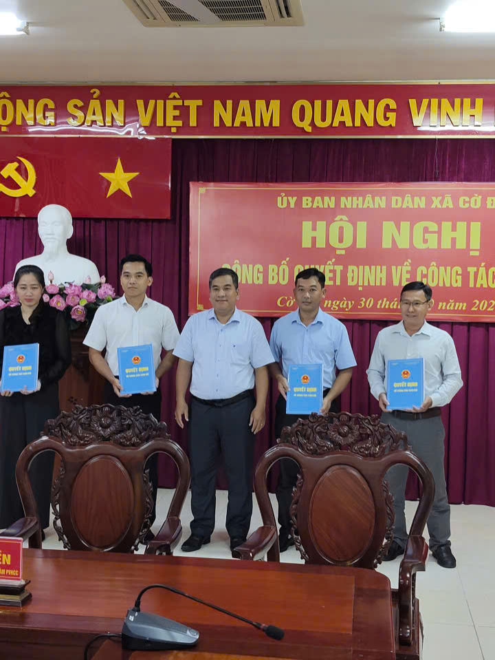 UBND xã Cờ Đỏ công bố các quyết định về công tác cán bộ#codo