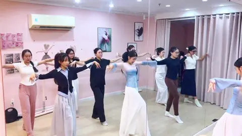 Buổi Tập Luyên siêu đồng đều của lớp Q7. Có ai hóng Thành Quả cùng tớ không ạ. Peace sẽ cập nhập lịch học liên tục Tại 4 Chi Nhánh cho các nàng tại trang Fanpage ạ🖤  - Đa dạng thể loại múa: Trung hoa (cổ trang), đương đại, dân gian, lớp ép dẻo , thân vận,... đều sẽ được cập nhập tại Fanpage ạ 🪭 - Cảm ơn cả nhà, cảm ơn các học viên đã tin tưởng và theo học các lớp học xuyên suốt tg qua 🎀🥰 👉🏻 Inbox ad ngay để được tư vấn tận tình hoặc để đăng ký lớp ạ 🥰!   ----------- Peace Dance Studio 🕊Hành trình vạn dặm. Bắt đầu bằng một bước chân 🕊 📌TP. Hồ Chí Minh:   - CN 1:  703/36 Lê Trọng Tấn, P.Bình Hưng Hoà, Bình Tân, TPHCM. - CN 2: 33 Phan Huy Ích,P.15, Tân Bình, TPHCM. - CN 3: CC Hoàng Anh Thanh Bình, Đường D4, P.Tân Hưng Q7.  -Cơ Sở 2 (Q7): 280 Nguyễn Văn Linh, tổ 31, khu phố 4, Phường Bình Thuận Q7 - CN 4: Lầu 1 - 76 đường số 10, P10,Gò Vấp (Khu cityland park hill) ☎️ Hottline: 0934766440  Theo dõi Peace Dance Studio tại:  🌟Facebook: https://www.facebook.com/share/15oHQ7aRZM/?mibextid=wwXIfr 🌟TikTok: https://www.tiktok.com/@_peacestudio?_t=ZS-8xsyPL6CMXI&_r=1 Thân mến, Peace Dance Studio 🕊 #studiomuacotrang #studiochothu