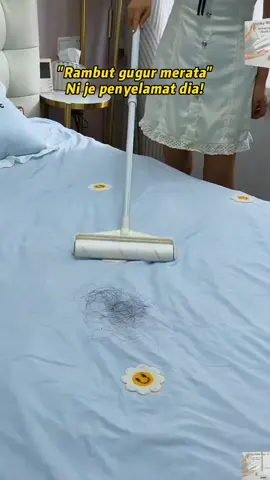 Mudah keja betul bila guna roller stick ni taw..semua habuk rambut gugur melekat habis#rollerstick #stickyroller #lintroller #lintremover #rollerhabuk 