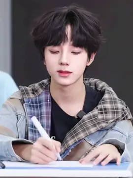 so handsome🩵 he’s a real visual #wanglujie #tffamily #tffamily_4th_generation #vuonglokiet_wanglujie_王橹杰 #wanglujie_王橹杰 