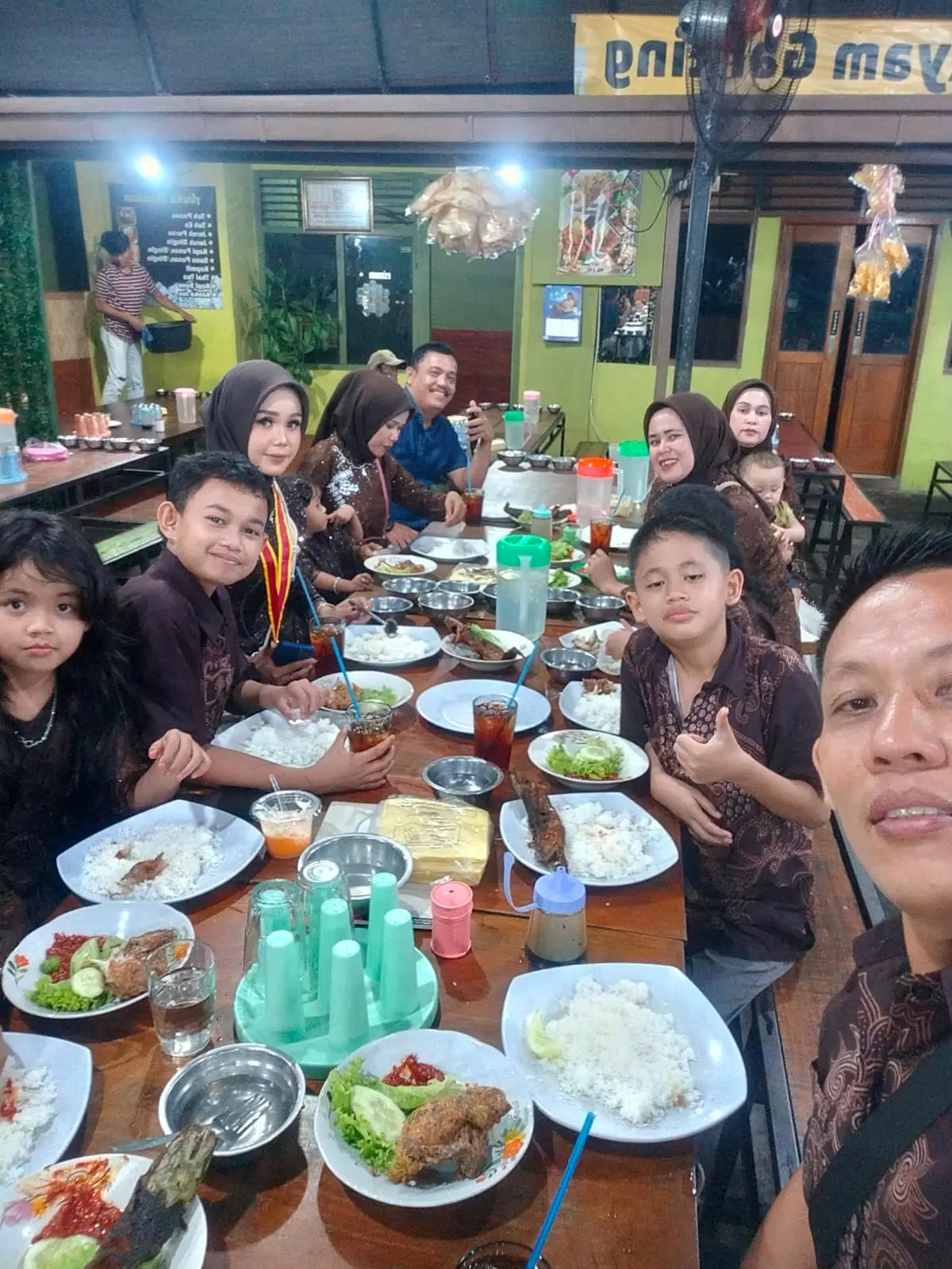 makan bersama keluarga besar#fyppppppppppppppppppppppp #mootss #lewat beranda #sorotann