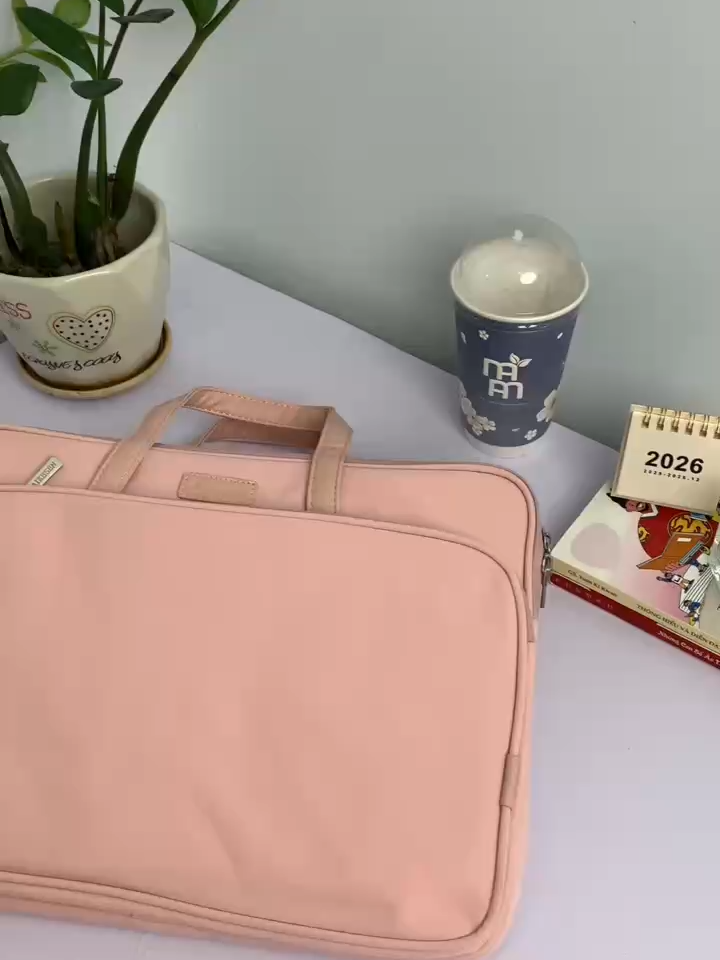 Không chỉ là chiếc laptop, mà là “trợ lý phong cách” cho dân văn phòng hiện đại. Tự tin làm việc, toả sáng mọi nơi! 😘 #tuidunglaptop #tuidungmacbook #macgu #xuhuong