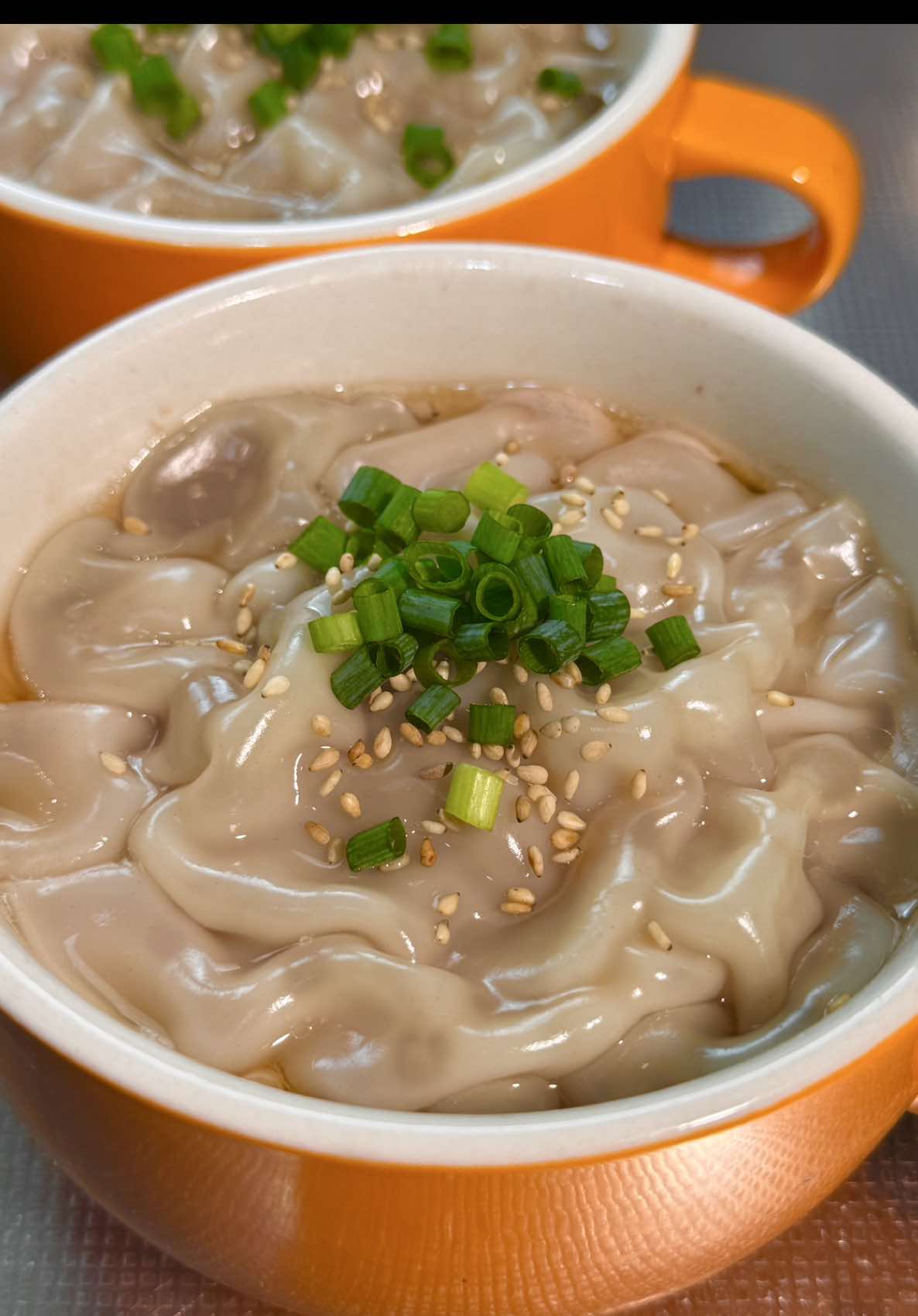 【包まない小籠包】 簡単に作れる、包まない小籠包作りました！ スープ感覚で食べれるように、レシピを調節しました 少しだけ味を濃い目に作っているので、塩などの調整はほとんどいらないと思います。 フライパンや鍋で蒸してるときに、蒸気からできる水滴が容器に落ちて、味が薄まる可能性もあります。 出来上がったら一度味見しましょう! 大きい容器なので、念のため20分ほど火入れしていますが、15分とかでもいいかもしれません！ 小さい容器だと10分もすれば充分だと思います！ 好きな人は、餃子の皮を何枚か入れるのもありです！ [No-Wrap Xiaolongbao] I made easy-to-make, no-wrap Xiaolongbao! I adjusted the recipe so that you can eat them like soup. I made the flavor a little stronger, so I don't think you'll need to add much salt or anything else. When steaming in a frying pan or pot, water droplets from the steam may fall into the container and dilute the flavor. Once it's done, taste it! Since it's a large container, I cooked it for about 20 minutes just to be safe, but 15 minutes might be fine! If you're using a smaller container, 10 minutes should be enough! If you like, you can also add a few gyoza wrappers! 【レシピ】 豚ミンチ 350g 長ネギ　1本 鶏ガラ顆粒出汁 小さじ２ 砂糖　小さじ１ 料理酒　大さじ１ 濃口醤油　大さじ１ ごま油　大さじ１ おろし生姜　小さじ２くらい 水 200ml オイスターソース　小さじ２ [Recipe] 350g minced pork 1 long green onion 2 teaspoons granulated chicken stock 1 teaspoon sugar 1 tablespoon cooking sake 1 tablespoon dark soy sauce 1 tablespoon sesame oil 2 teaspoons grated ginger 200ml water 2 teaspoons oyster sauce #料理 #food #cooking #出汁 #もっぱん 