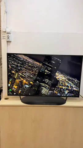 Sony KD‑43X82J – компактний 43‑дюймовий 4K Ultra HD Smart TV, котрий поєднує стильний дизайн з потужним функціоналом. У нього пряме LED‑підсвічування, дозвіл 3840×2160 пікселів, процесор 4K HDR Processor X1™, підтримка HDR10, HLG та Dolby Vision®, кольорова технологія TRILUMINOS PRO™, а також оболонка Android TV/Google TV з гугл‑пошуком і голосовим керуванням. Є 4 порти HDMI, 2 USB, Wi‑Fi 802.11ac, LAN, підтримка Chromecast Built‑in, Apple AirPlay 2, Bluetooth 4.2. Аудіосистема складається з 2 х 10 Вт з технологіями Dolby Atmos і DTS Digital Surround. Телевізор автоматично підлаштовує яскравість і звук за умовами кімнати завдяки датчику освітлення. Ідеальний варіант для спальні чи кімнати розваг – компактний, якісний, готовий до стрімінгу і сучасного 4K‑контенту.стан ідеальний ,шикарне зображення ,дуже якісний звук ,в комплекті пульт #телевізоридрогобич #smart #телевизор #sony 
