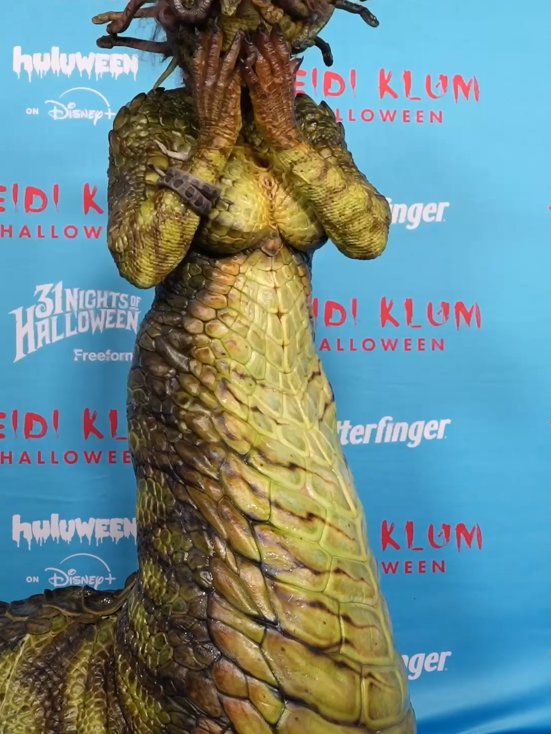 Happy Halloween 🎃 @heidiklum hat sich für ihre berühmte Halloween-Party in New York mal wieder selbst übertroffen. #HeidiKlum wurde zur Medusa und @official_tomkaulitz zum versteinerten Held Perseus aus der griechischen Mythologie. Credits: Getty Images #Halloween #Heidi #HeidiHalloween #HalloweenParty #TomKaulitz #BillKaulitz #TokioHotel #Medusa 14 Min.