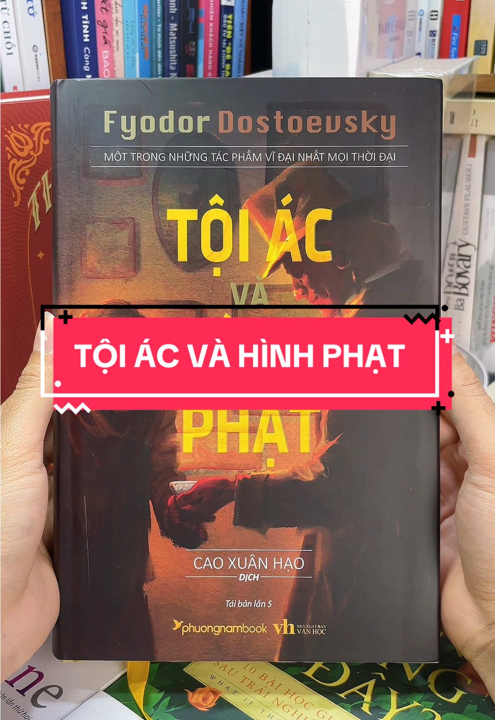 Tội Ác Và Hình Phạt – Khi Lương Tâm Chính Là Nhà Tù Khắc Nghiệt Nhất. “Tội Ác Và Hình Phạt” của Dostoevsky là kiệt tác kinh điển đào sâu vào những góc tối nhất trong tâm hồn con người. Câu chuyện xoay quanh Raskolnikov, một sinh viên nghèo tin rằng mình có quyền vượt lên trên đạo đức để thực hiện “tội ác vì lý tưởng”. Nhưng sau khi ra tay sát hại một bà lão cho vay nặng lãi, anh bắt đầu bị dày vò bởi chính lương tâm mình – nơi không một bản án nào có thể nặng nề hơn sự cắn rứt nội tâm. Dostoevsky không chỉ kể về một vụ sát nhân, mà còn dựng nên cuộc chiến giữa tội lỗi và sự cứu rỗi, giữa lý trí lạnh lùng và lòng nhân ái sâu thẳm. Từng trang sách là một hành trình tâm lý nghẹt thở, buộc người đọc soi chiếu lại chính mình. Sở hữu ngay “Tội Ác Và Hình Phạt” – một trong những tác phẩm vĩ đại nhất mọi thời đại - để bước vào thế giới nơi mọi hành động đều phải trả giá, và sự tha thứ chỉ đến khi ta dám đối diện với chính lương tâm.#tiemsachbinhyen #sach #BookTok #sachhay #toiacvahinhphat 